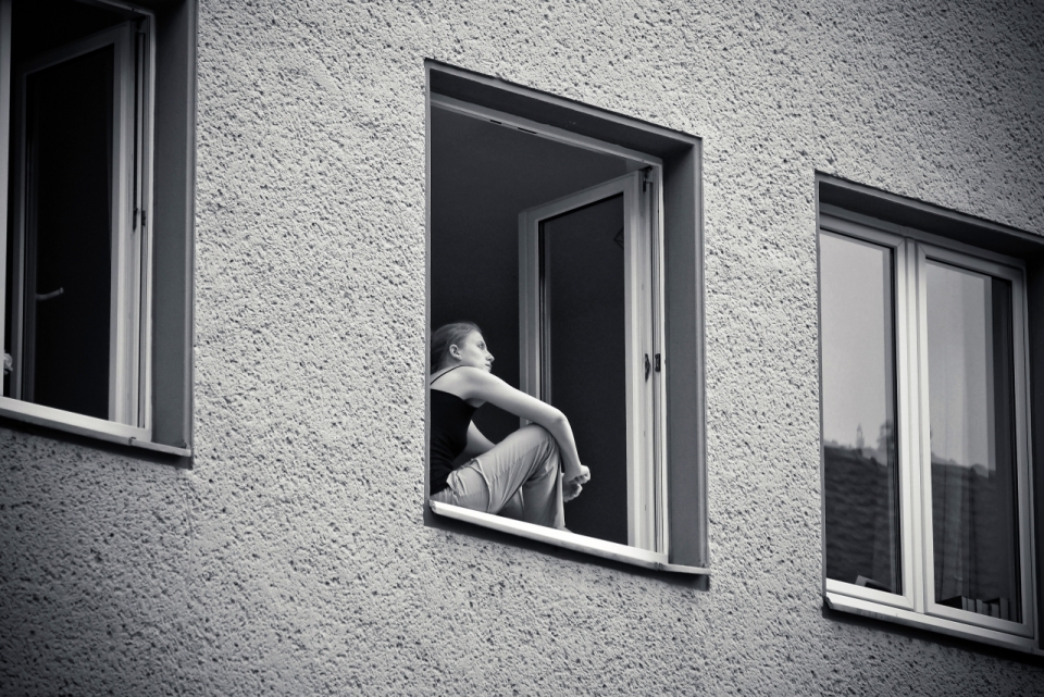 坐在窗口仰望天空的欧美小哥黑白摄影