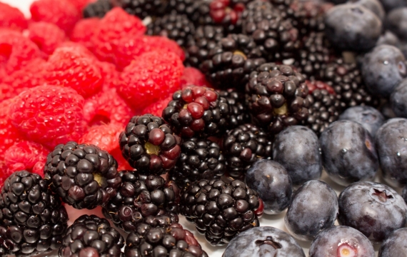 覆盆子草莓葡萄新鲜水果桌面摆拍