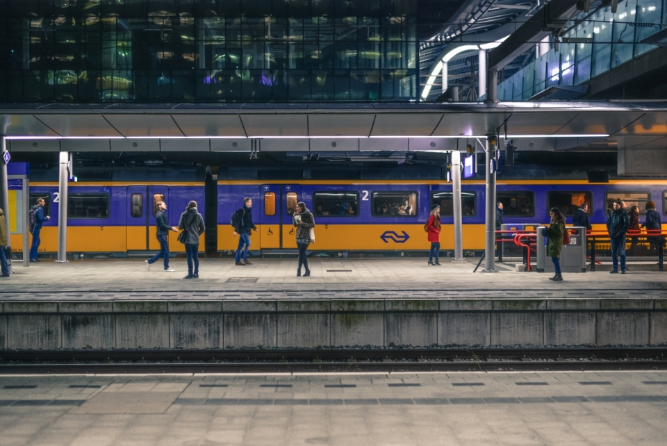 荷兰鹿特丹夜晚火车站