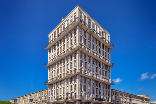 阳光蓝色天空现代城市高层建筑