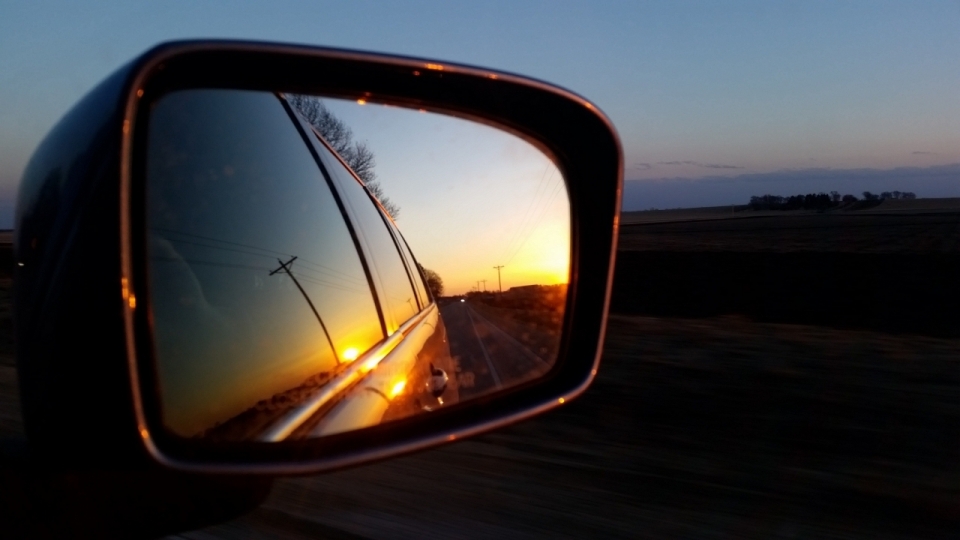 夕阳下汽车后视镜道路风景