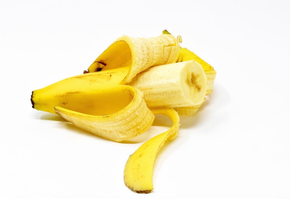 白色桌面新鲜美味健康香蕉水果