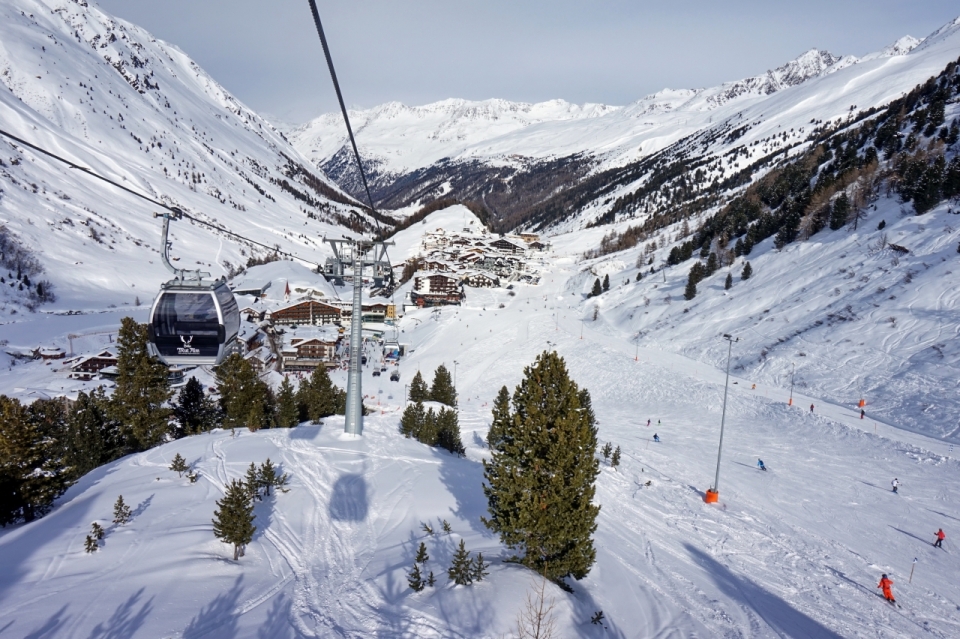 寒冷冬天阳光下滑雪场缆车雪山全景