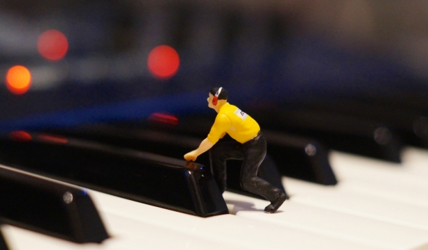 在钢琴琴键上行走的小人创意设计