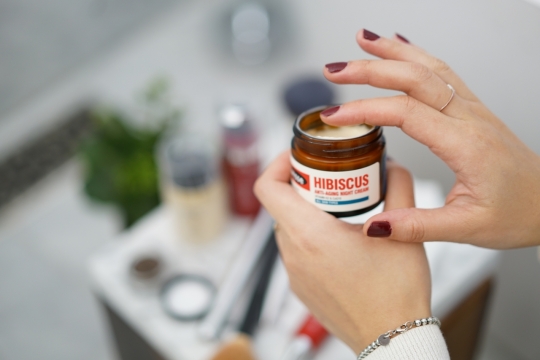 涂指甲油戴戒指手链女性用化妆品保养