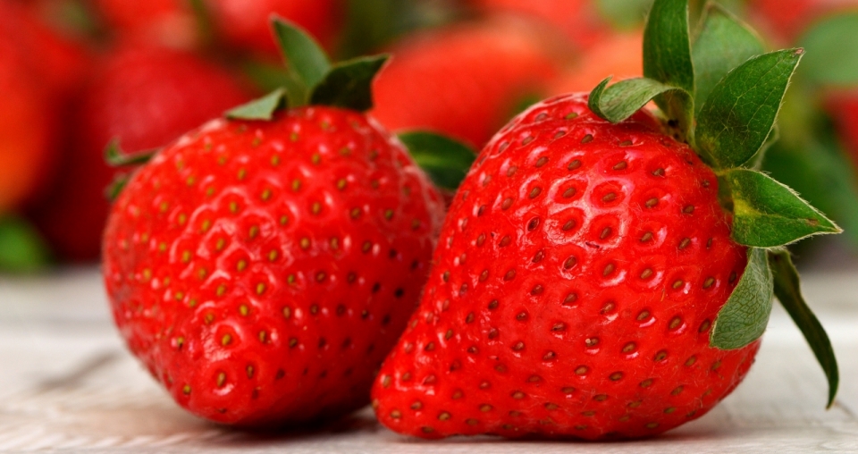 白色桌面新鲜美味红色草莓果实