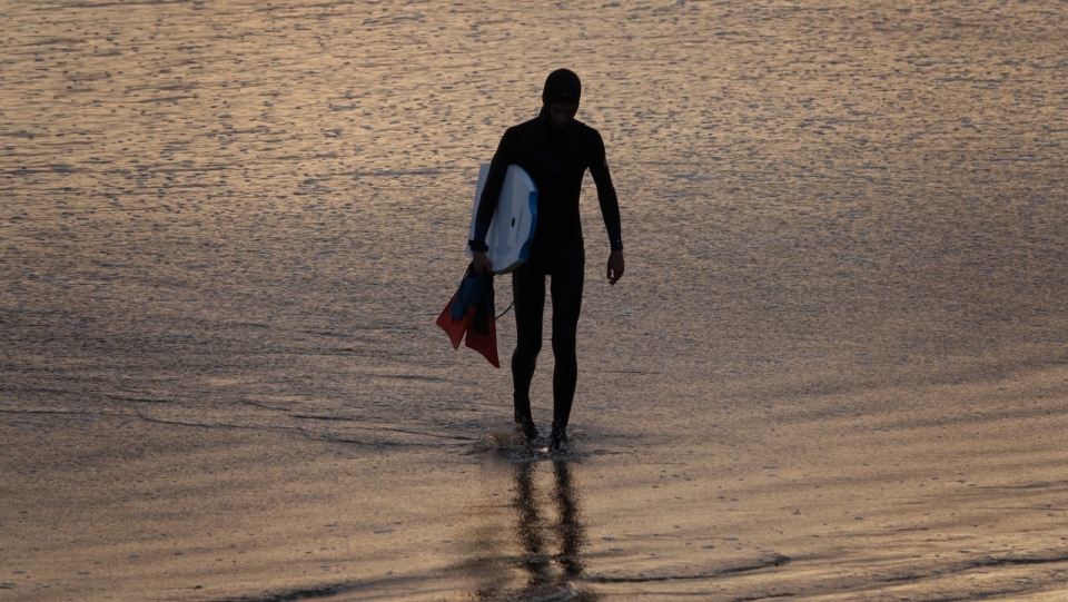 海边冲浪运动员夕阳人物光影