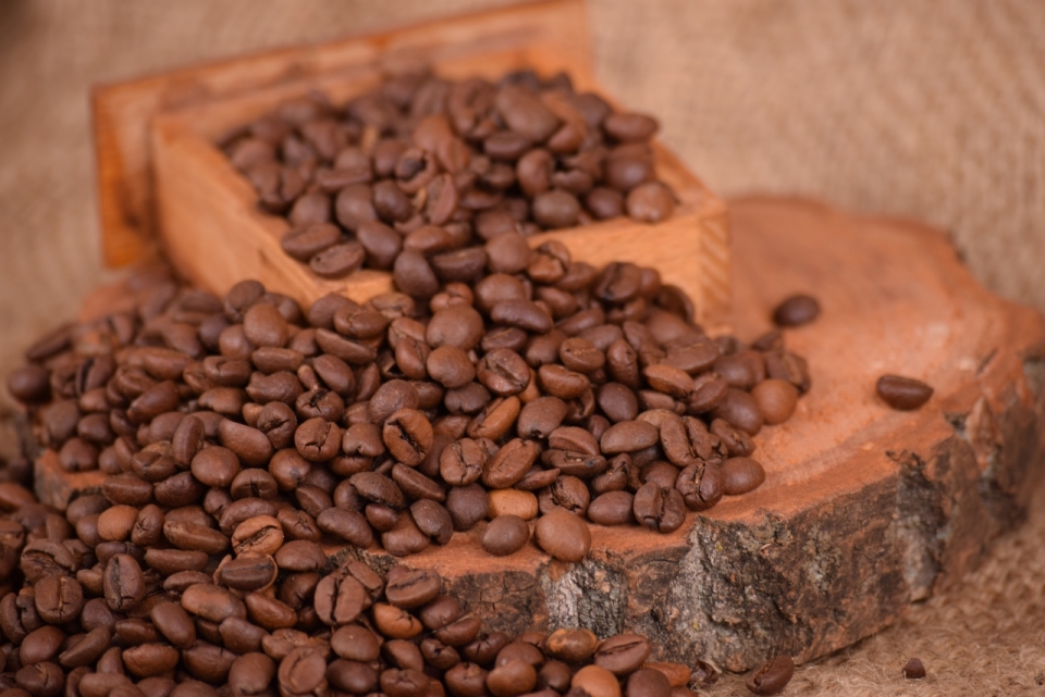 室内桌面自然木块边褐色新鲜美味咖啡豆