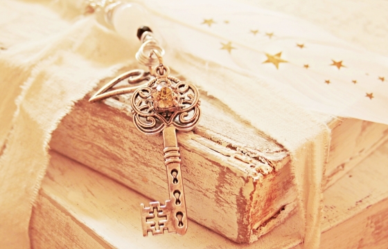 旧书上的精致钥匙特写