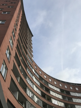 红色墙体学校建筑和蓝天