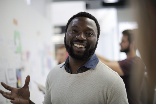 在办公室满脸笑容的黑人男子