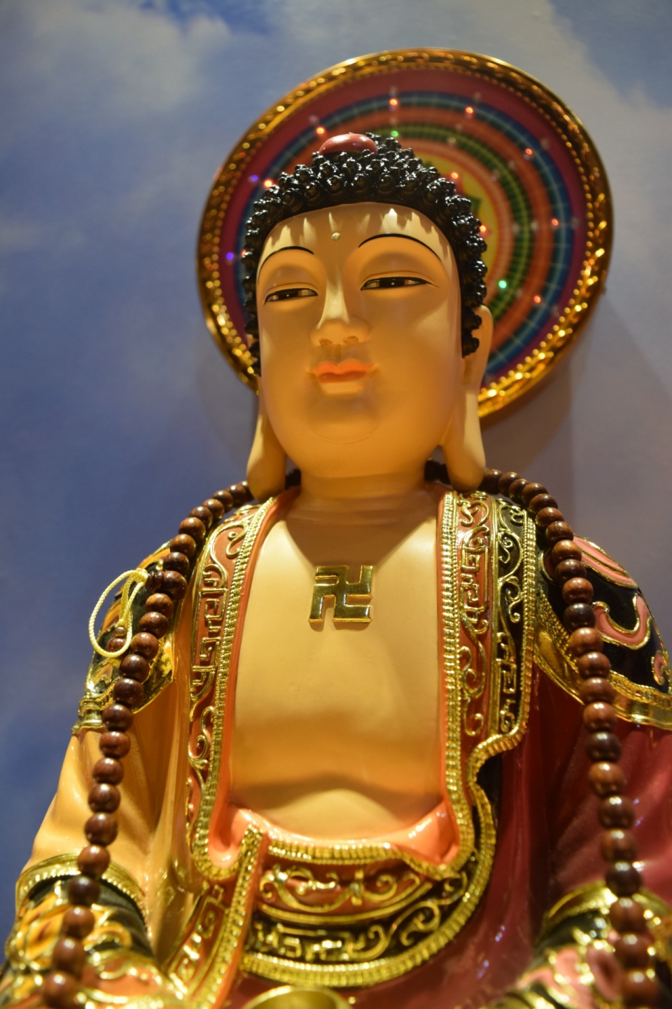 室内墙壁前彩色佛教宗教塑像