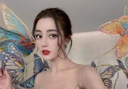 2021年迪丽热巴开工大吉自拍图片