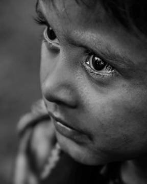 可爱小女孩落泪眼睛特写