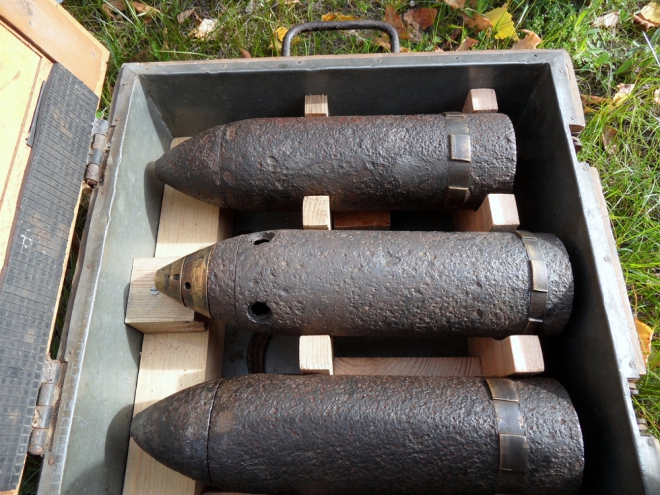 木箱中生锈废弃导弹静物摄影