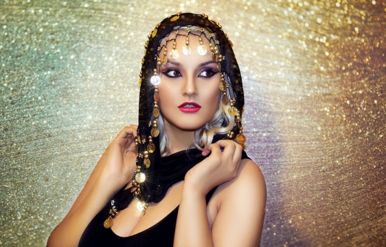 室内墙壁前时尚黑色服饰美女