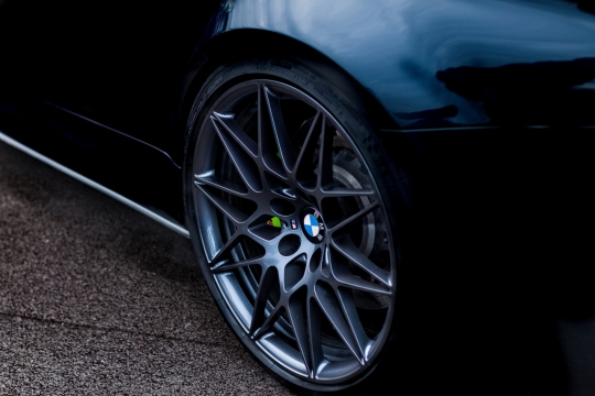 黑色宝马精美轿跑外观车标展示