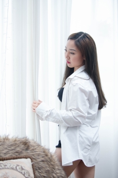 窗帘前的白衣性感美女