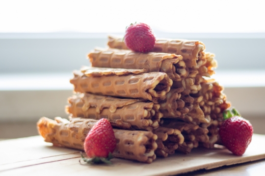 室内木制桌面新鲜草莓美味蛋卷甜点