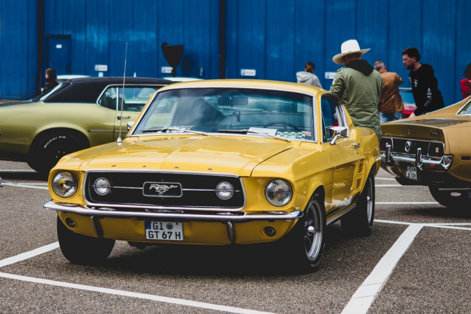 城市街道停车场黄色豪华福特Mustang轿车
