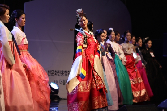 韩国室内传统彩色民族服装女性服装秀