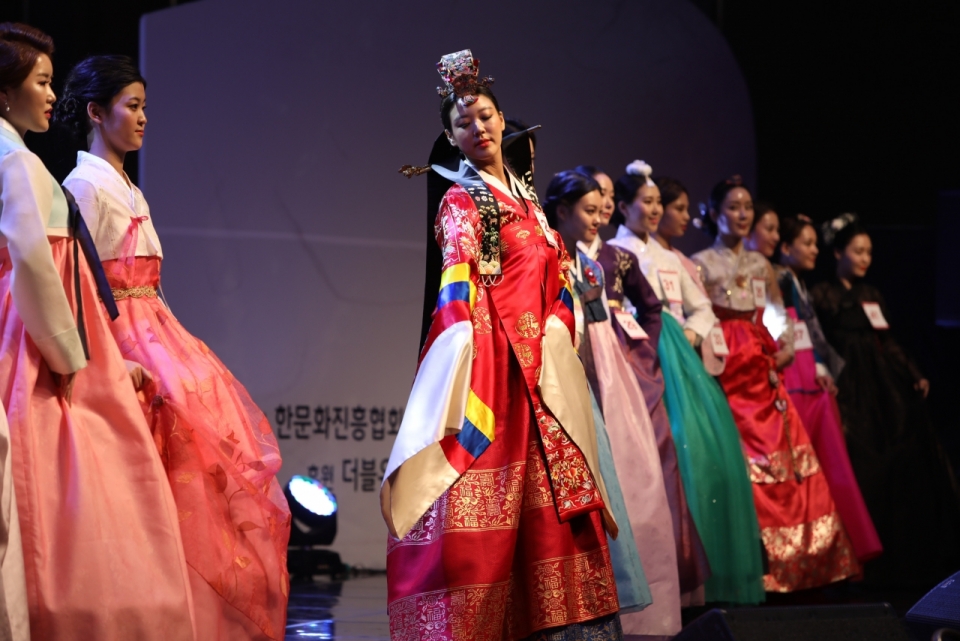 韩国室内传统彩色民族服装女性服装秀