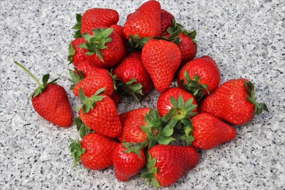 灰色石质桌面红色新鲜美味健康草莓水果