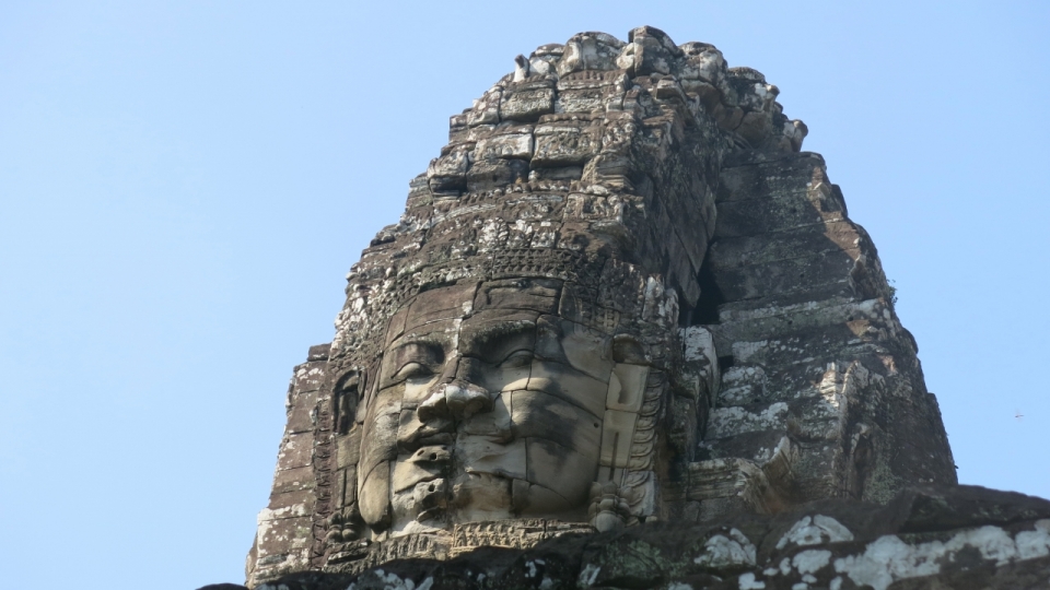 柬埔寨暹粒岩石上大佛头部佛像