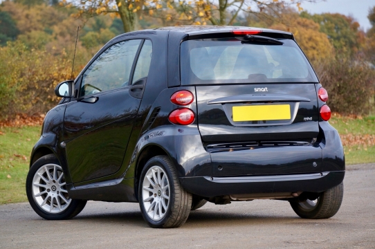 乡村田野间黑色smart汽车