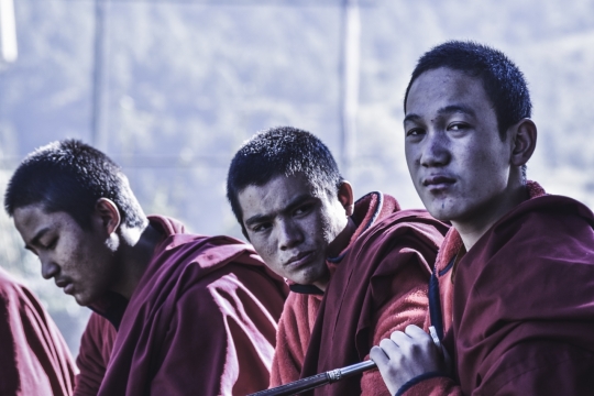 三个留头发穿袈裟的和尚人像