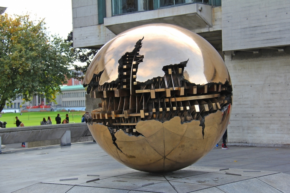 城市街道建筑前巨大金属球装饰