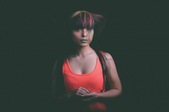 黑色背景绿色口红彩色染发女模特特写摄影