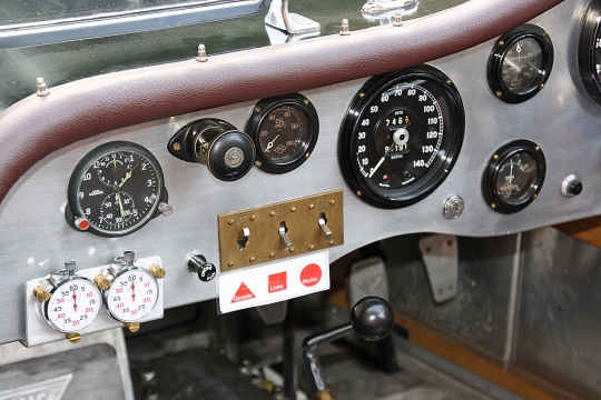 老式概念汽车仪表盘内饰特写