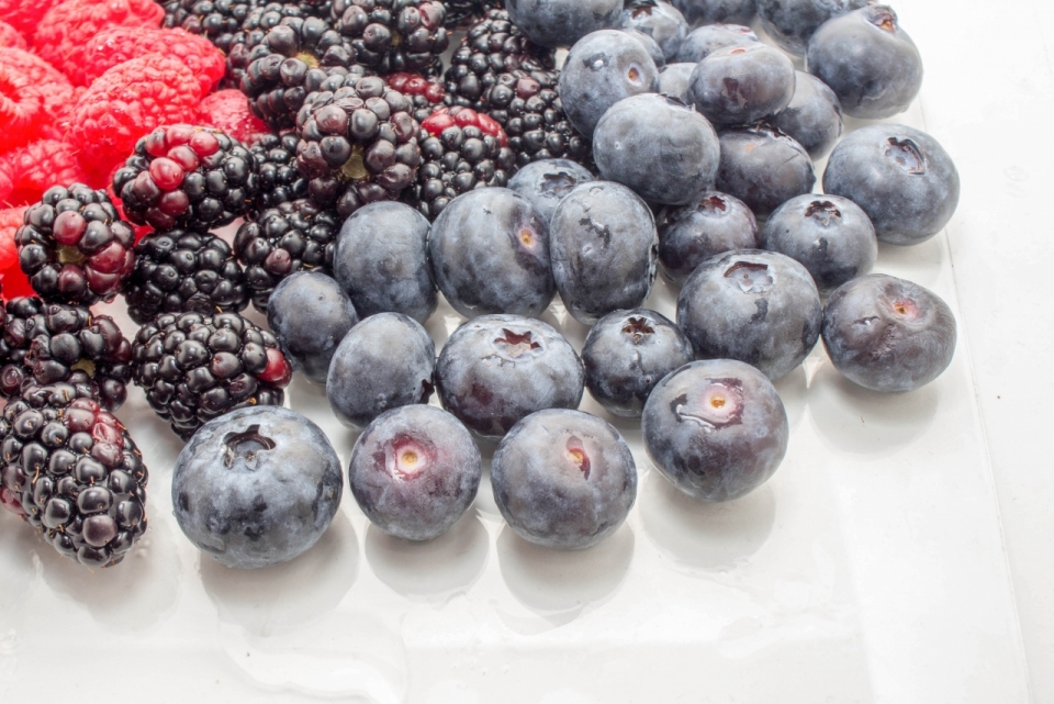 白色桌面新鲜美味健康蓝莓树莓水果