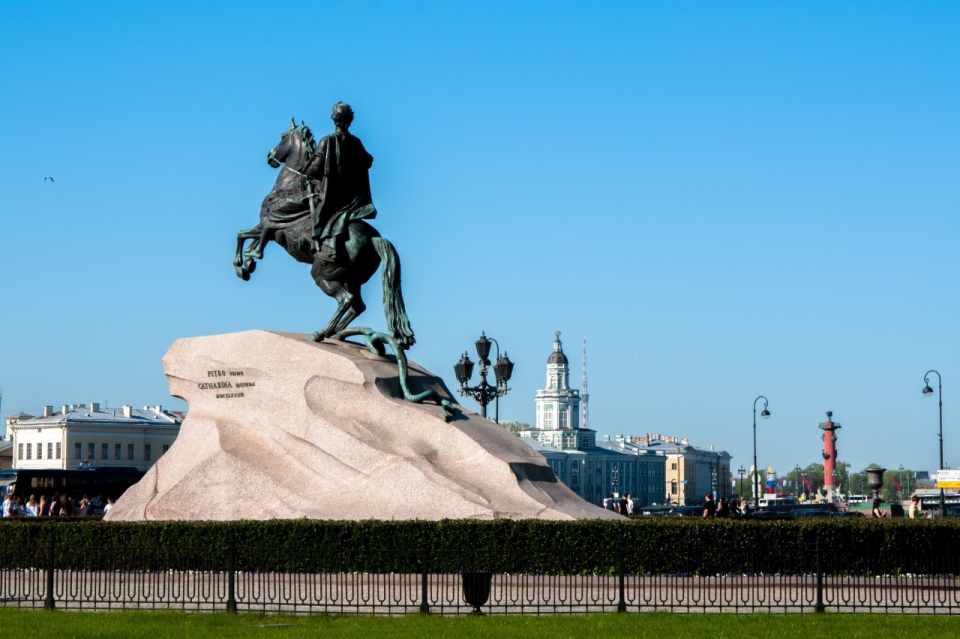 城市广场环绕骑马士兵青铜雕像