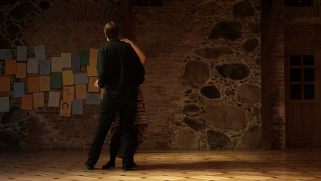 昏暗空旷的房间中跳舞的男女