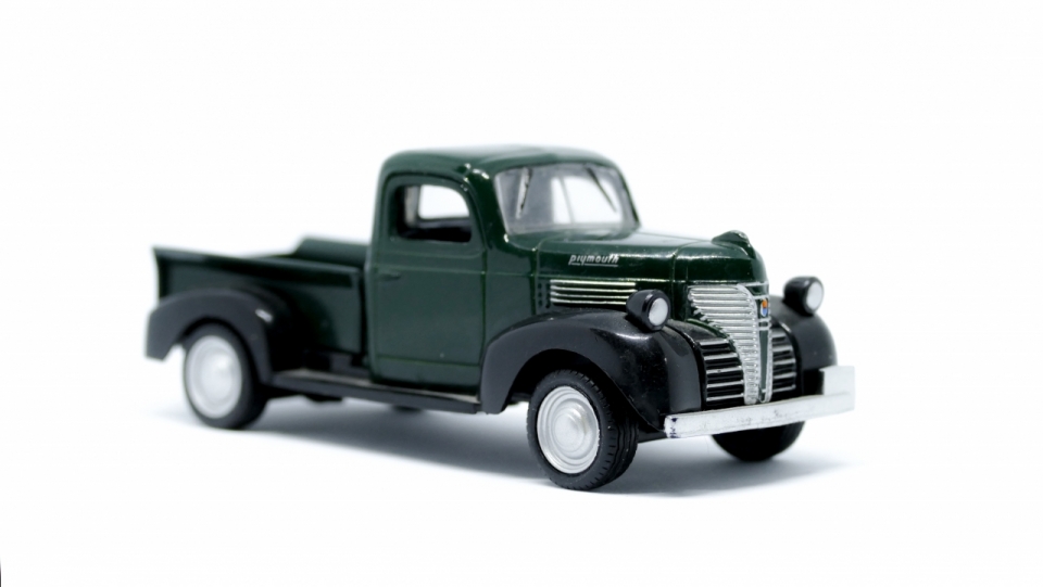 简约白色背景绿色卡车玩具模型