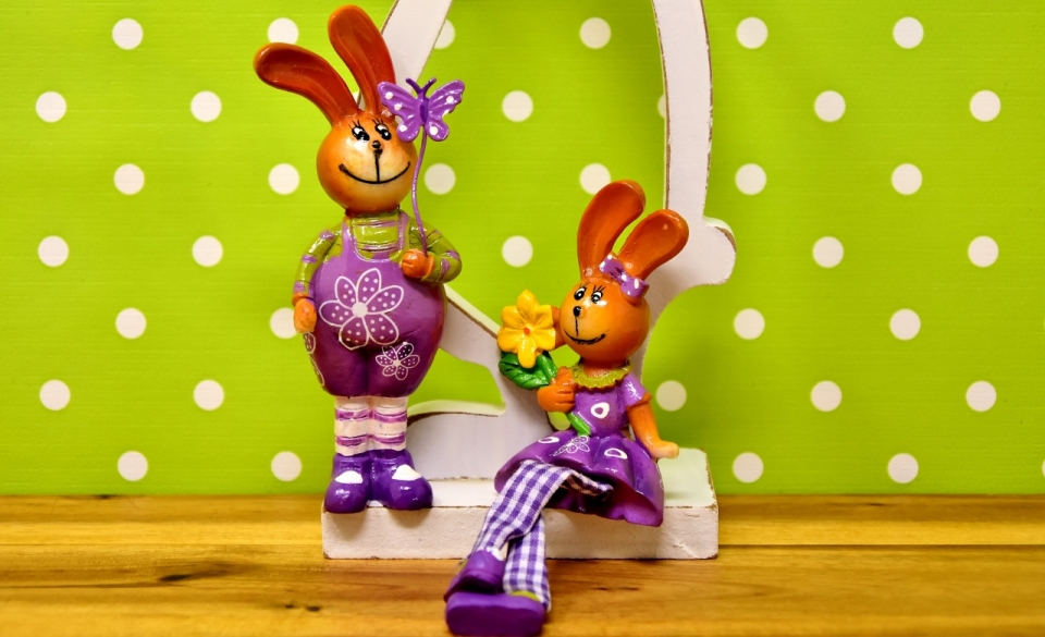 室内木制桌面彩色拟人兔子玩具模型