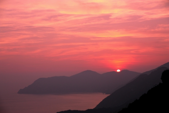 傍晚火烧云落日山头大自然美景