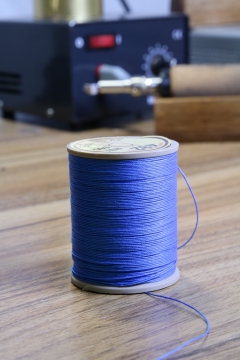 室内虚化仪器背景木制桌面上蓝色线圈