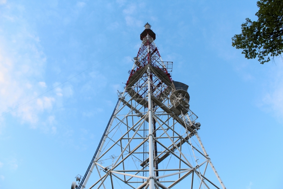竖立在城市中高大的无线电塔