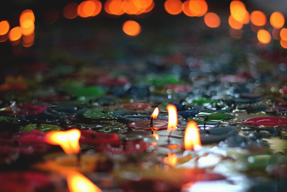 大光圈拍摄燃烧的七彩蜡烛虚化的背景画面唯美