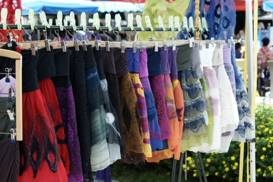 街边商铺摊位悬挂色彩斑斓服装街拍