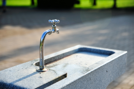 运动场边大理石水池金属水龙头特写