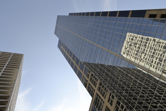 仰拍写字楼高大玻璃建筑外观风景