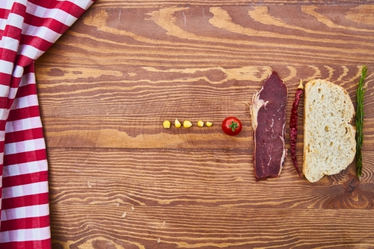 在木桌上的牛肉与面包食材摄影