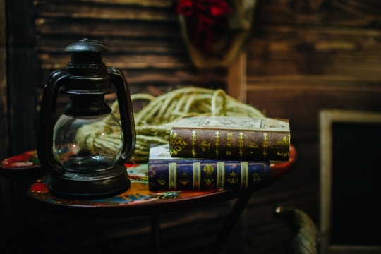 桌面上油灯和书籍静物摄影