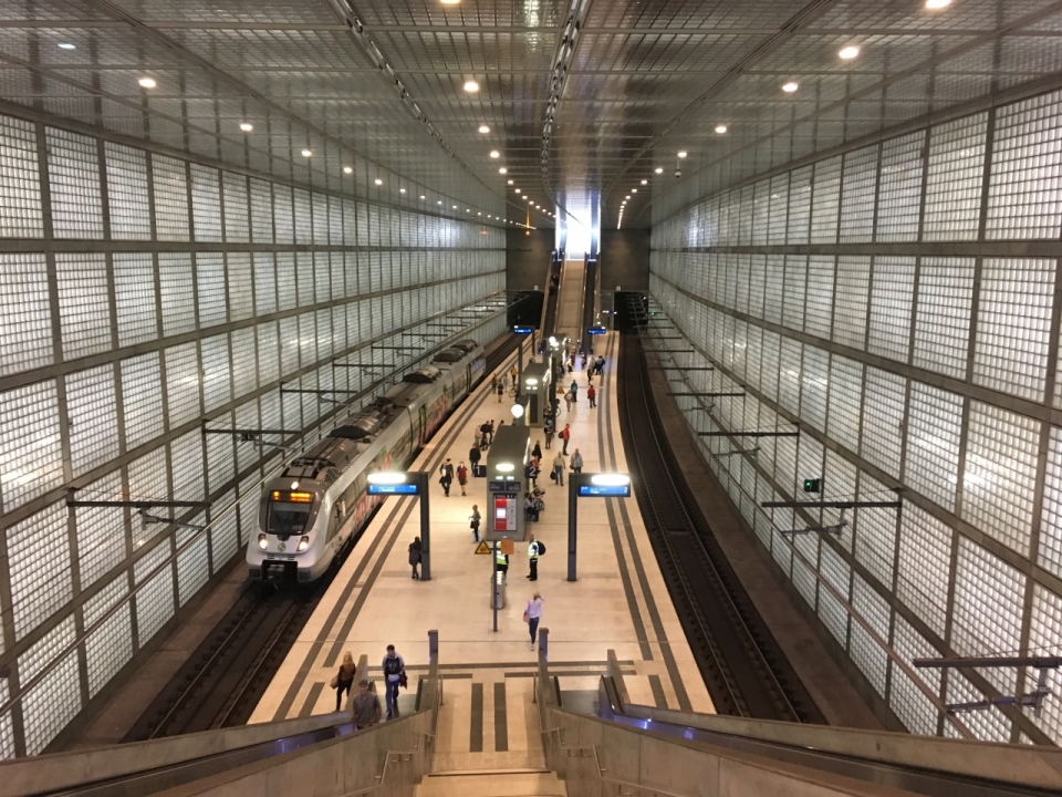 城市火车站夜晚灯光室内地下铁路轨道