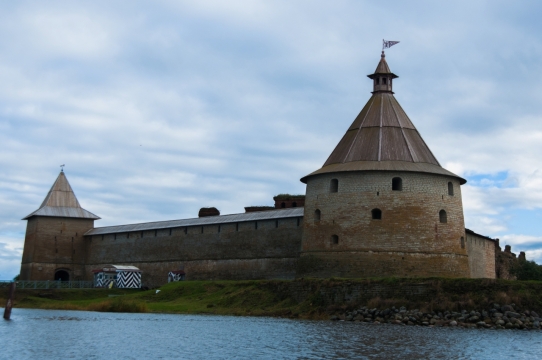 蓝色天空湖泊前古老历史建筑