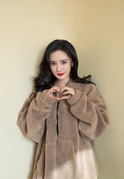 性感美女明星杨幂比心图片